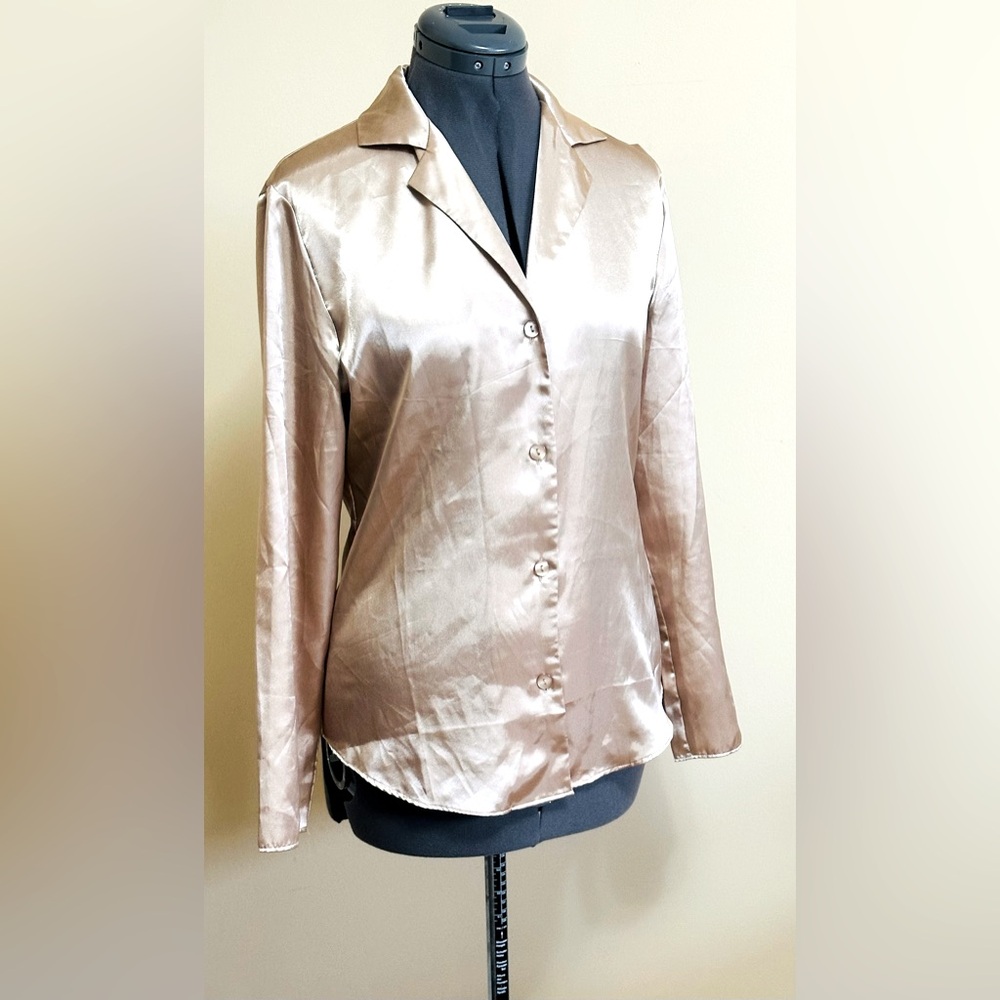 🏆NWOT La Vie En Rose Luxurious Champagne Colour Satin Sleepwear Top